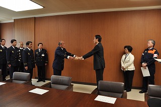 写真：感謝状の贈呈