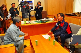 写真：島田栄村長との懇談の様子