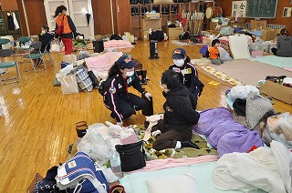 写真：避難施設での問診の様子