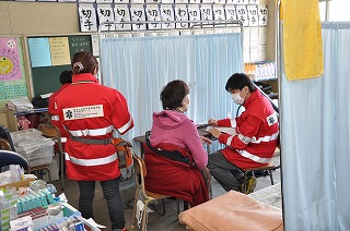 写真：避難施設での診察の様子