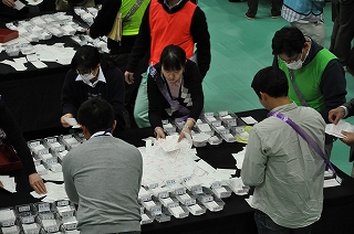 写真：開票の様子（長野市）