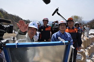 写真：土石流被災現場の視察の様子