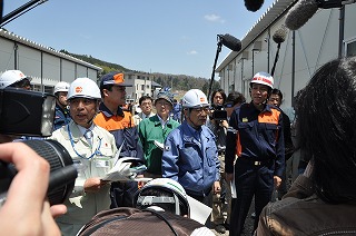 写真：仮設住宅建設予定地の視察の様子