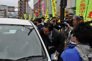 写真：該頭啓発活動を行う阿部知事