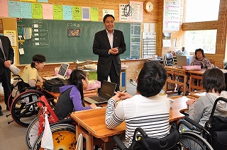 写真：稲荷山養護学校の訪問の様子