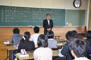 写真：矢代高校訪問の様子