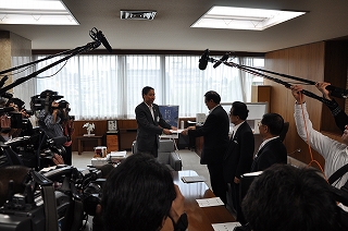 写真：牧野市長から要望書を渡される阿部知事