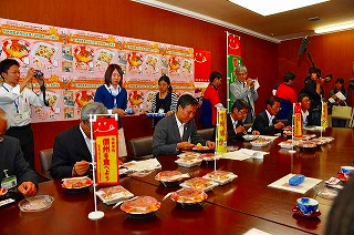 写真：試食風景