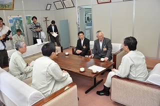 写真：小谷村長との懇談の様子