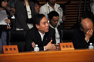 写真：会議において発言する知事