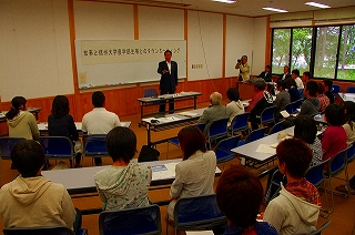 写真：学生と語り合う知事