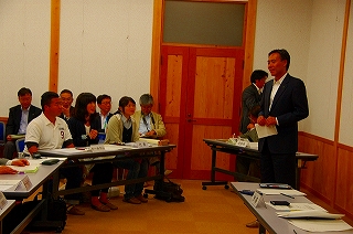 写真：学生と語り合う知事2