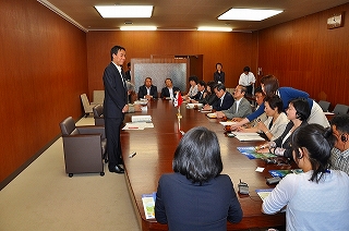 写真：あいさつする阿部知事