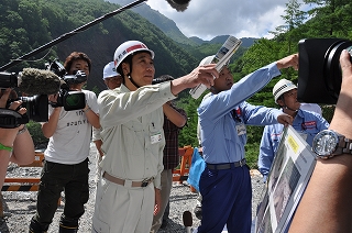 写真：県道上高地公園線を視察する阿部知事