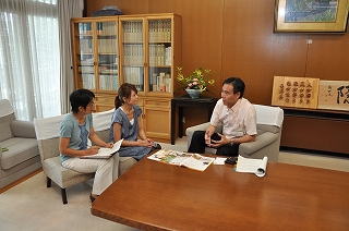 写真：インタビューを受ける阿部知事