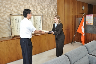 写真：感謝状を手渡す阿部知事