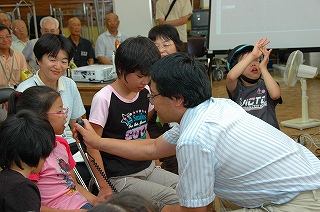 写真：生徒と古川宇宙飛行士の交信の様子