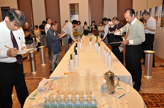 写真：官能審査会の様子