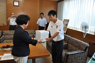 写真：プレゼントを贈る加藤副知事