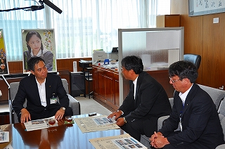 写真：災害発生時の様子について話を聞く知事