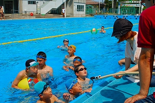 写真：プールで水泳を楽しむ子どもたち