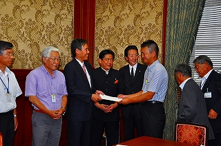 写真：津村民主党筆頭副本部長への要望