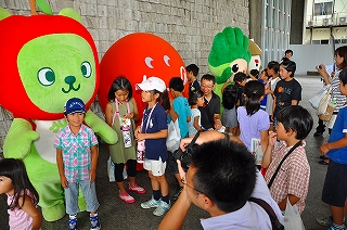 写真：長野県のゆるきゃらたちとふれあるこどもたち