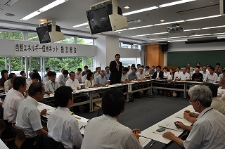 写真：総会を前にあいさつする阿部知事