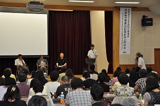 写真：3人の講師から説明