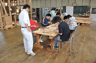 写真：木造建築科の実習の様子