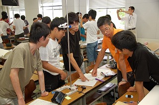 写真：実験課題に取り組む高校生の様子