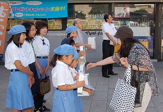 写真：子どもリフレッシュ募金街頭活動の様子