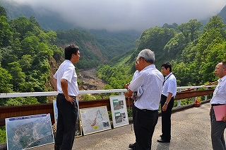 写真：稗田山崩壊地視察