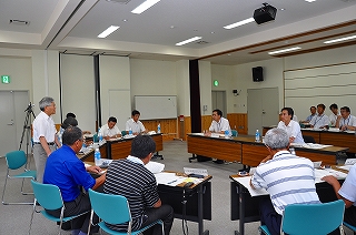 写真：意見交換中