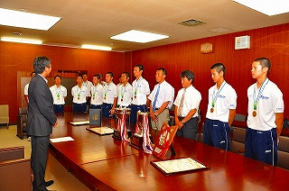 写真：創造学園高校バレー部の皆さんとの挨拶