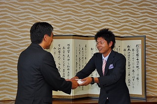 写真：義援金を知事に贈呈する島田秀平さん