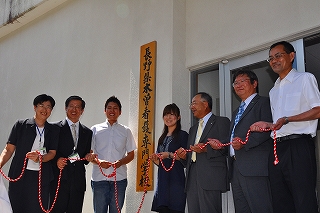 写真：新校舎での学校名看板除幕の様子