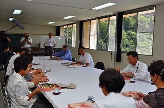 写真：山菜弁当を食べながらミーティング