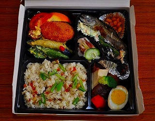 写真：昼食の山菜弁当