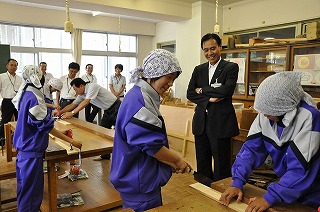 写真：上諏訪中学校の授業を見学する知事