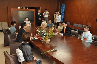 写真：知事と池坊関係者との懇談風景