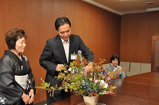 写真：県花「りんどう」を生ける知事
