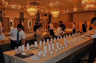 写真：日本酒・焼酎の味や香りを審査する審査委員