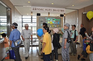 写真：施設見学の様子