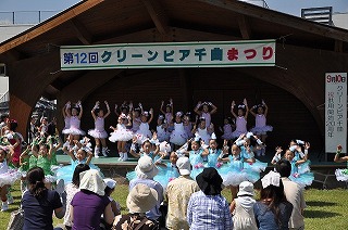 写真：野外ステージのダンス風景