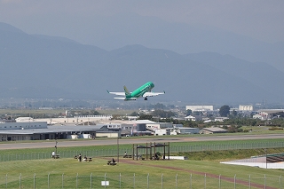 写真：札幌に向けて出発したFDAの機体