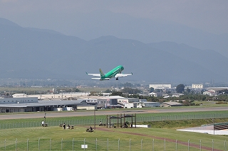 写真：札幌に向けて出発したFDAの機体
