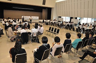 写真：約50名の参加者が6グループに分かれて討議