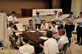 写真：知事を含んだグループの討議