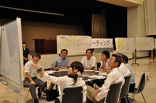 写真：熱心な討議が続く